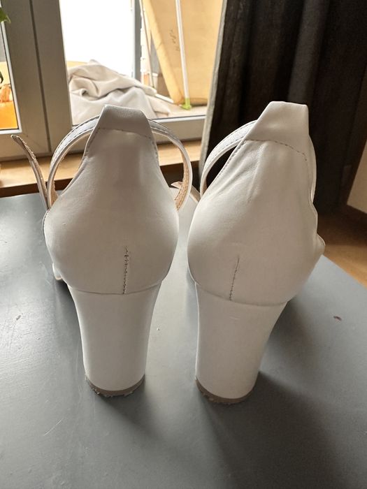 Buty ślubne 36 biała skóra plus cyrkonie Brilu raz ubrane