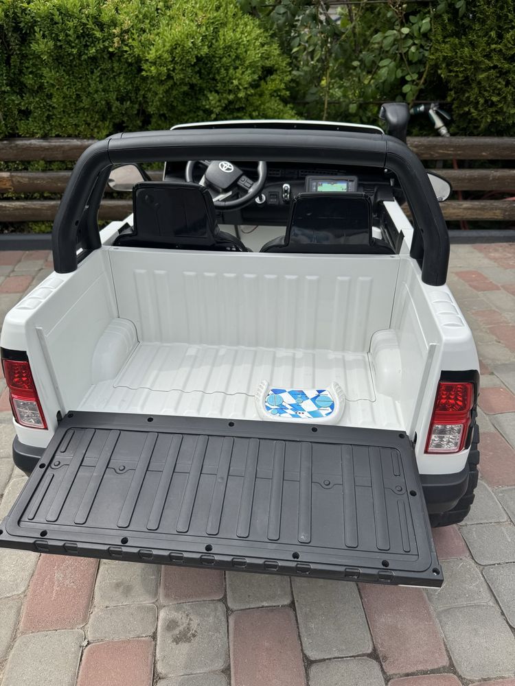 Электромобиль детский Toyota Hilux 4WD