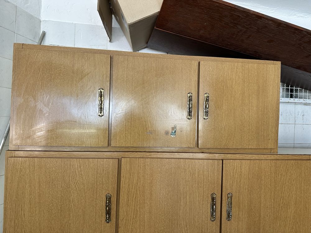Móvel de parede com 4 portas E com prateleiras  Mede 2,35