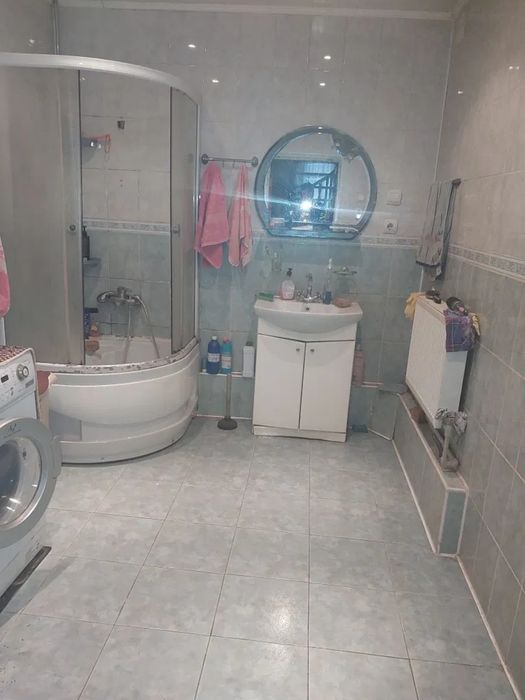 Продам добротний двоповерховий будинок в центрі!