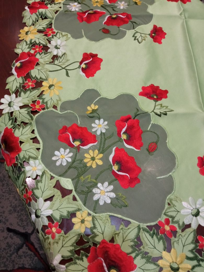 Obrus poliestrowy kwadratowy haftowany o boku 85 cm