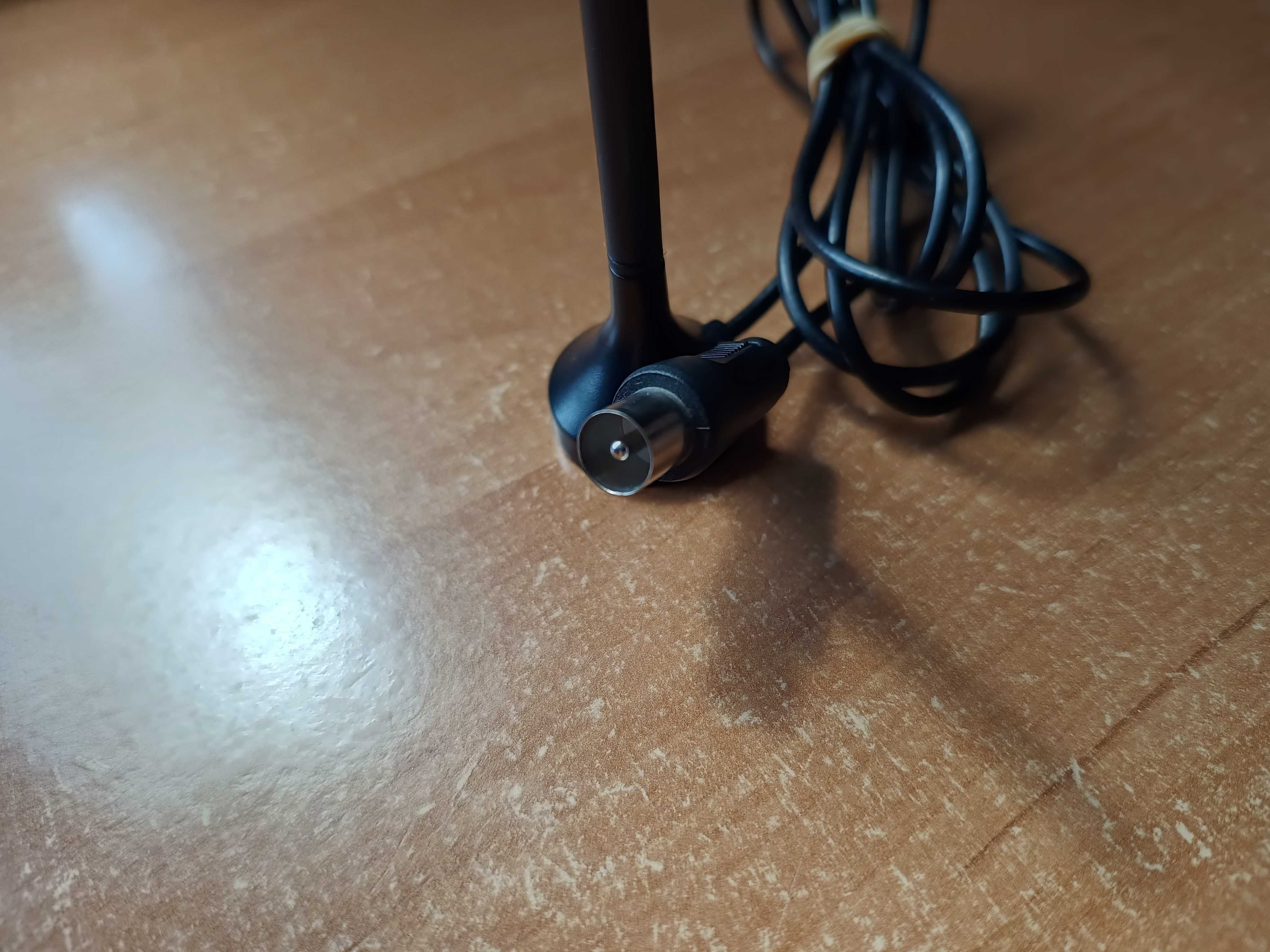 Mała czarna antenka wys 11cm z magnesem wtykiem antenowym kabel 145 cm