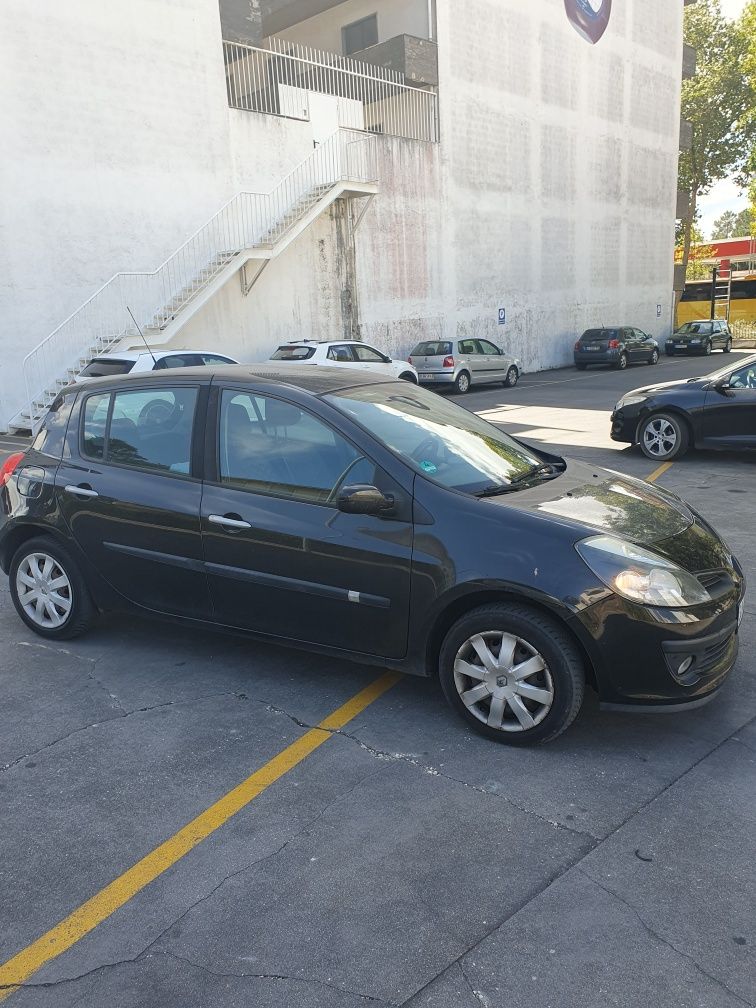 Renault clio com matricula estrangeira