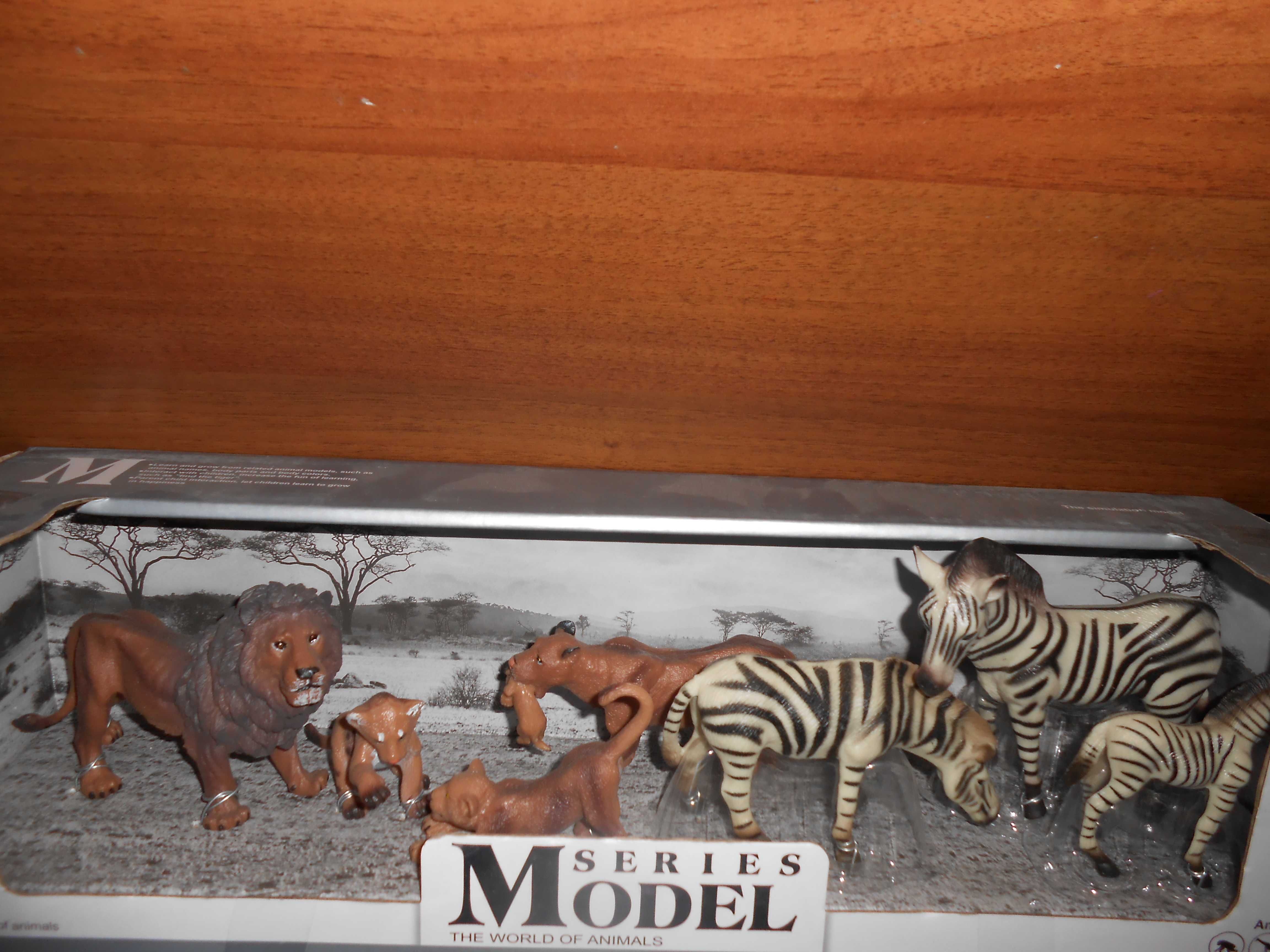Набори Series Model: морські мешканці та родина левів і зебр.