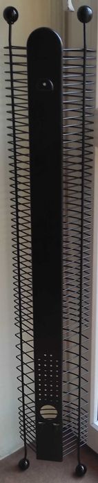 Metalowy, czarny stojak wiszący marki IKEA na 40 płyt CD