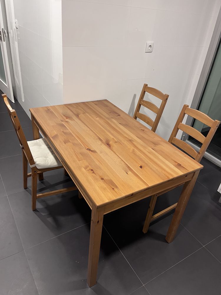 Mesa Cozinha com 4 cadeiras e almofadas