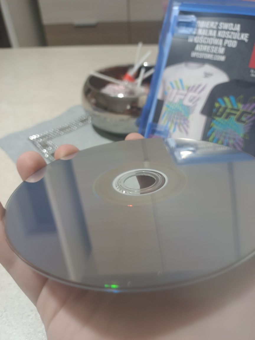 Sprzedam UFC 4 na ps 4