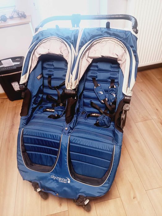 Baby Jogger City Mini GT2 Double w kolorze niebieskim.