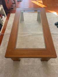 Mesa de madeira com vidro