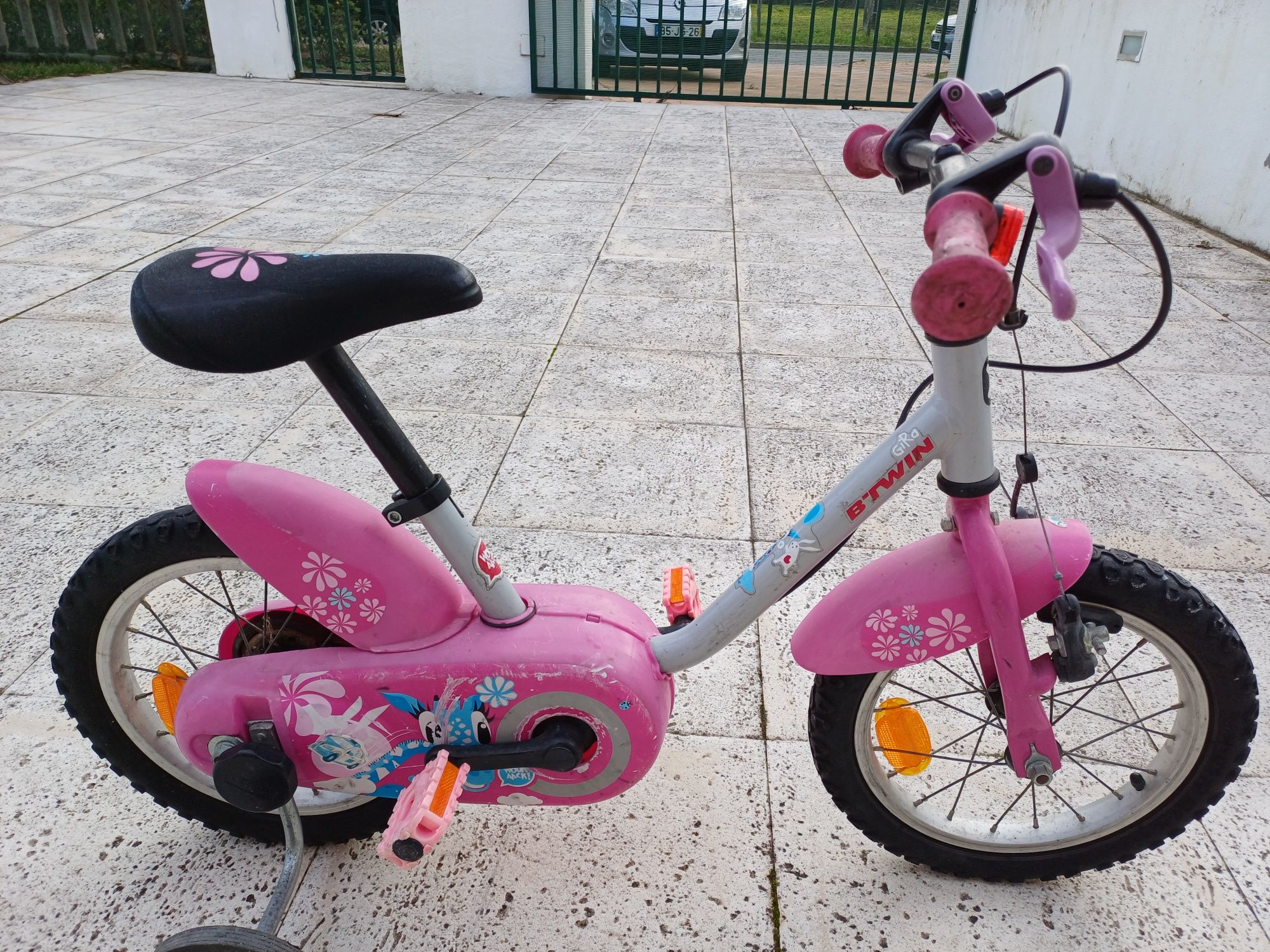 Bicicleta rosa com rodinhas