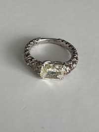 pierścionek z diamentami