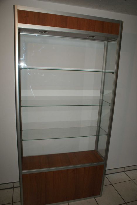 Gablota witryna na skarby, stare rowerowe lampki, modele, figurki itp