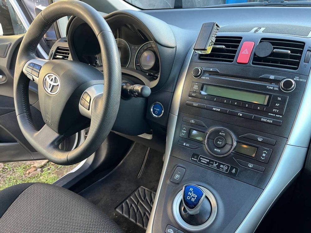 Toyota Auris 2011 гібрид