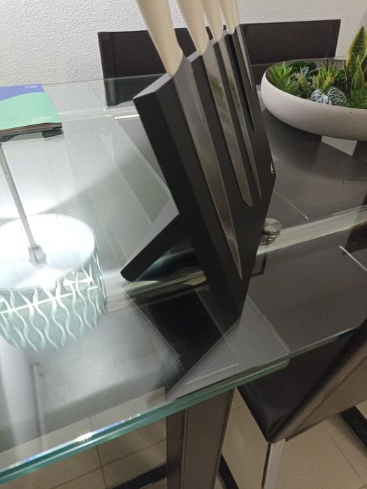 Soporte magnético para facas e outros