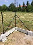 Słupki pod siatkę ogrodzeniową