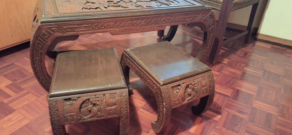 Mesa chinesa com bancos