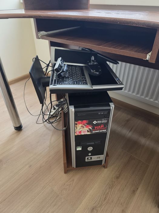 Стіл,крісло комп'ютерне,компютер.4000тис.