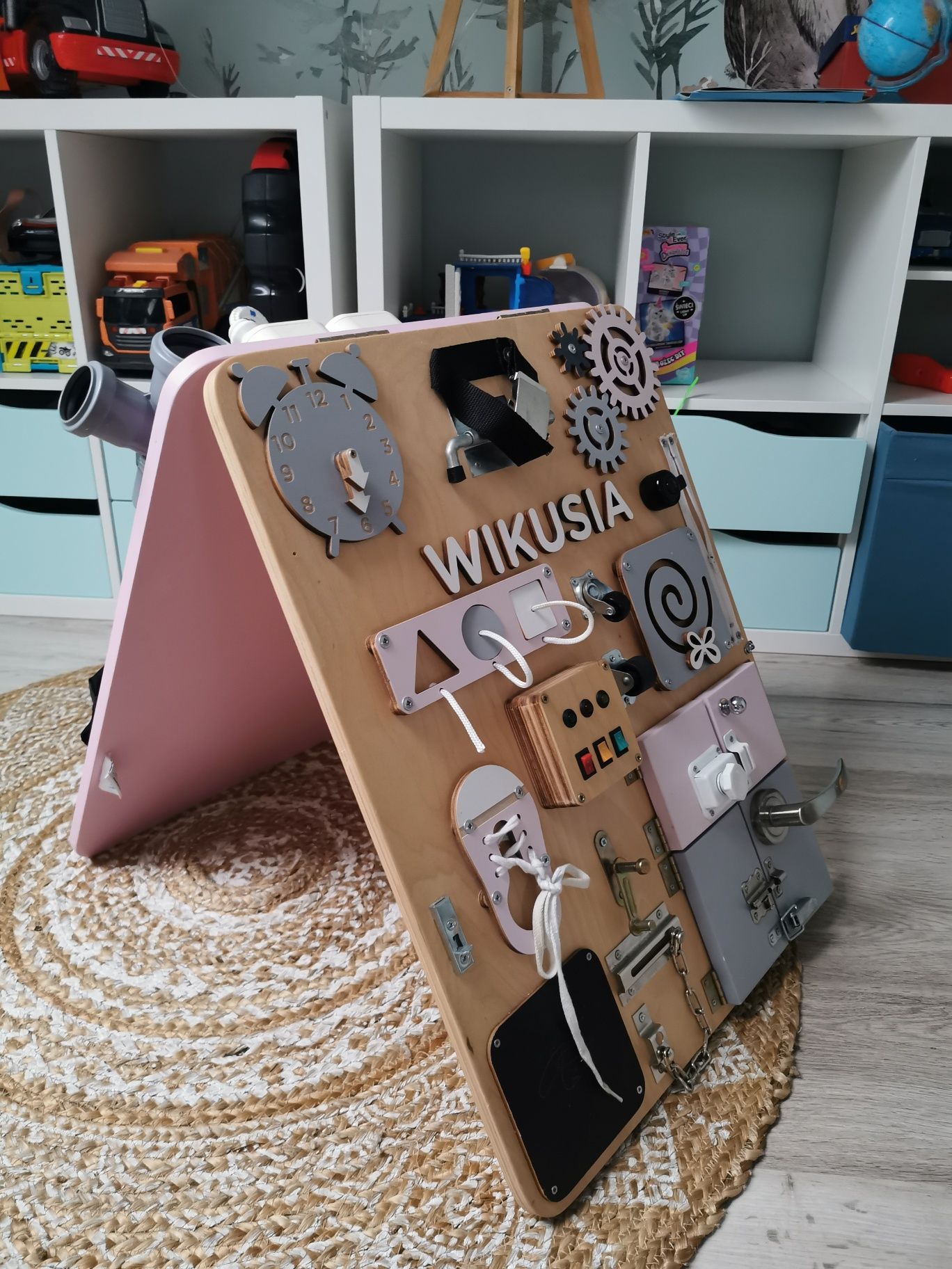 Tablica manipulacyjna sensoryczna Woobiboo Imienna Wikusia