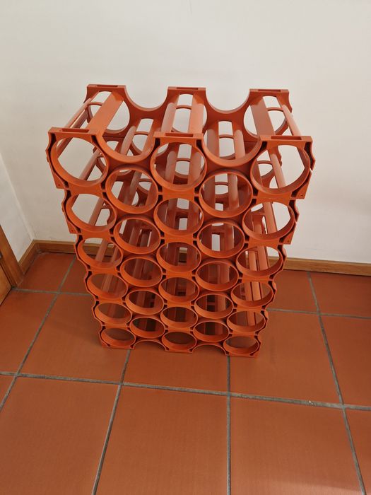 Garrafeira empilhável em PVC para 30 garrafas