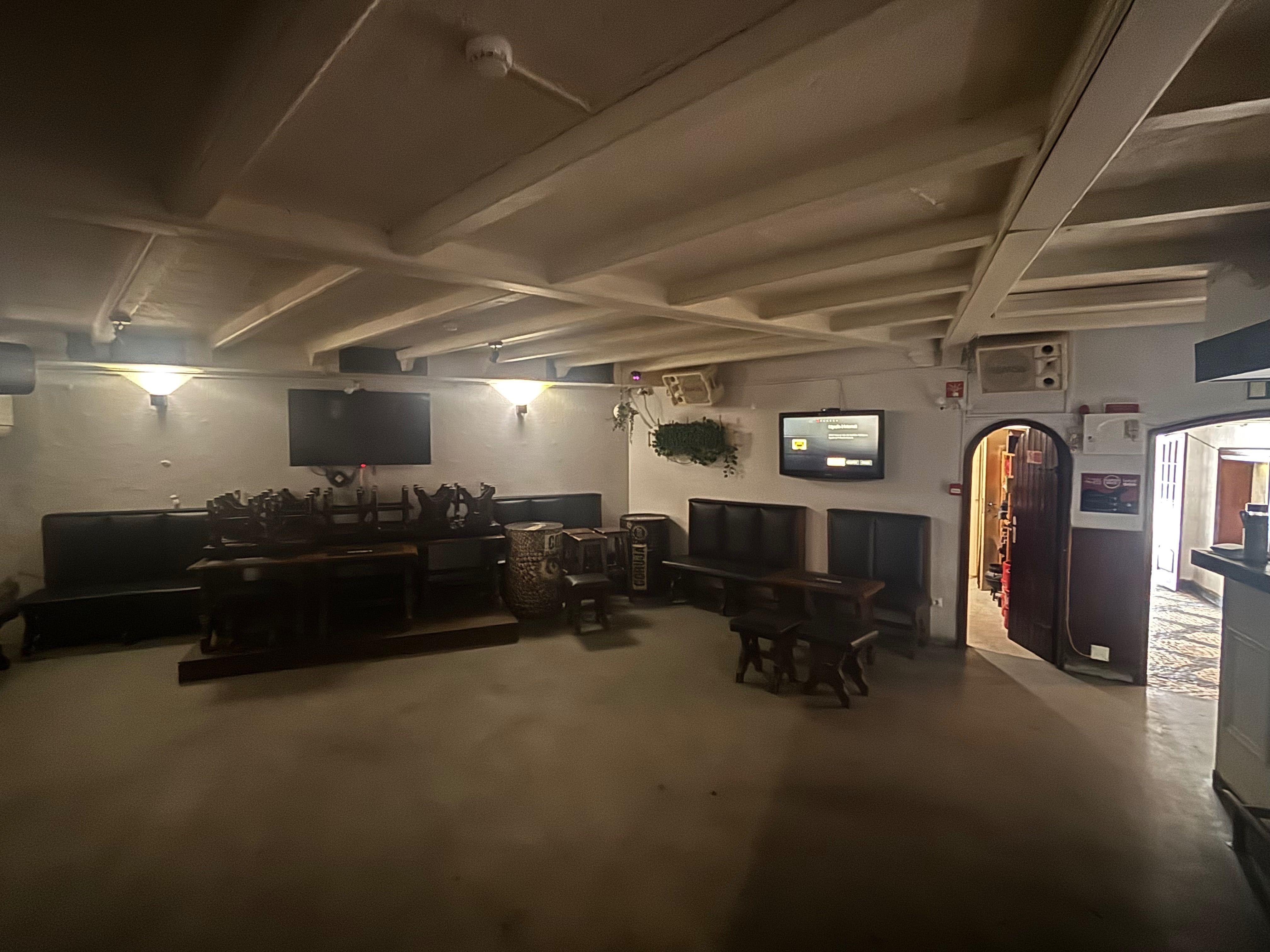 Venda do recheio/mobiliário completo Bar em Cascais