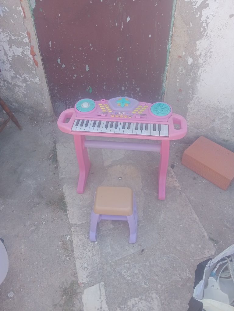 Piano de criança com banco a pilhas