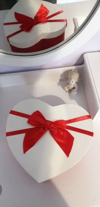 Продам подарункові коробки