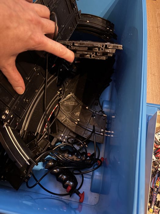 Tory Carrera z autami