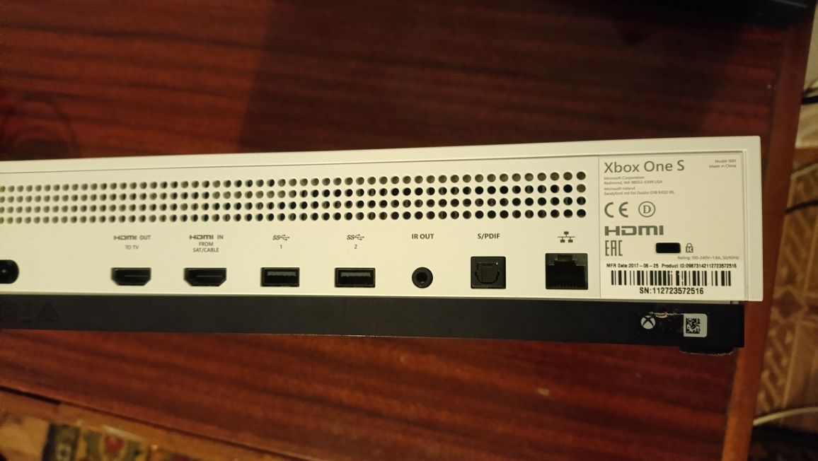 Продам XBOX One S 1TB