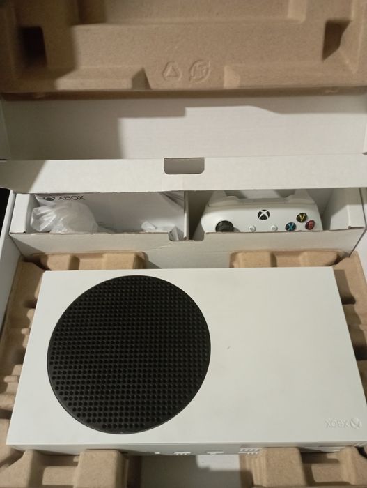 Xbox series s в отличном состоянии+ game pass 4 месяца