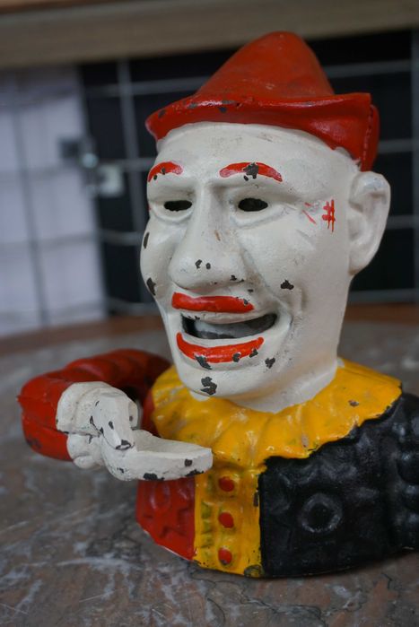 Stara ruchoma skarbonka żeliwna klaun