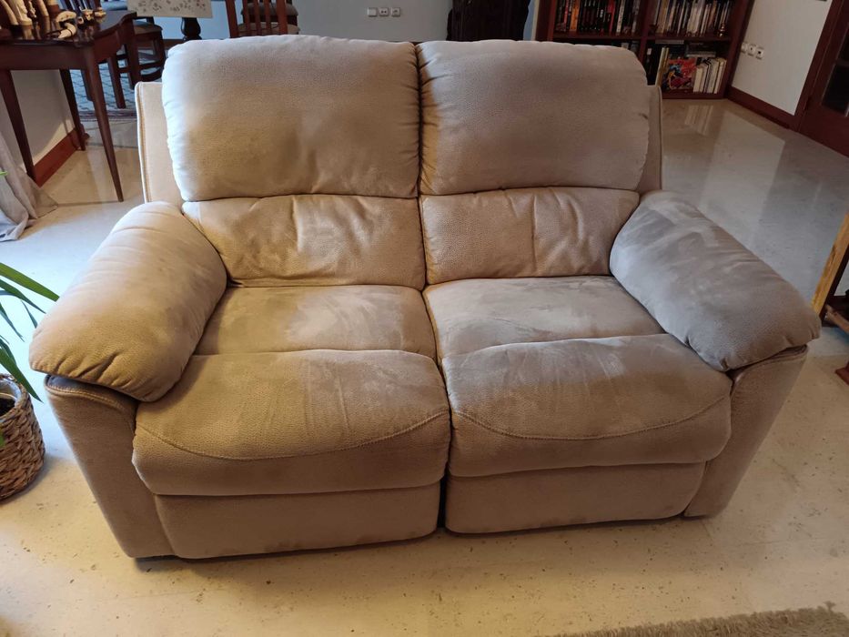 Conjunto sofás com avanço pernas