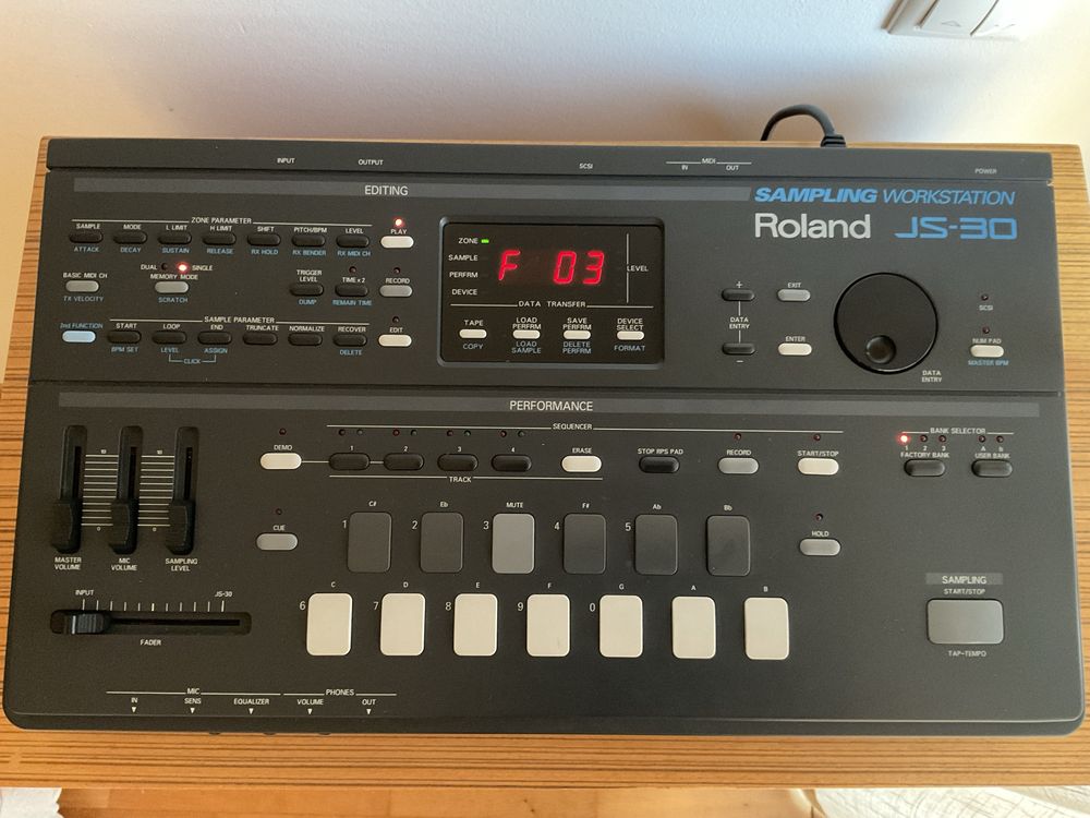 Roland JS-30 Sampler 8 bits dos anos 90 (excelente estado)