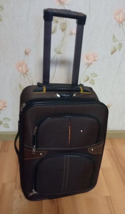 Продам лёгкий чемодан на колесах single.