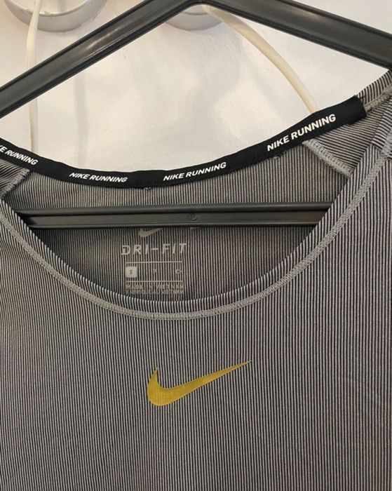 T-shirt desportiva Dry Fit.