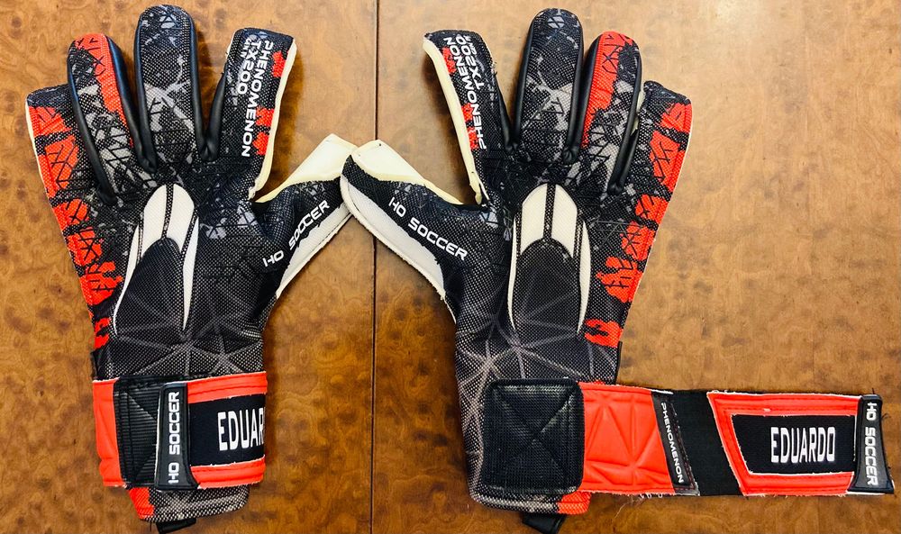 Luvas de Guarda redes utilizadas em jogo