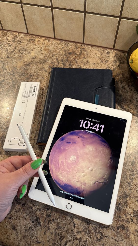 Tablet ipad Apple —-128gb —- Touch ID - PROCREATE