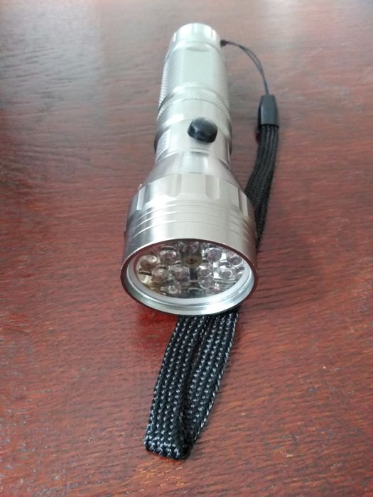 Latarka led z laserem, kompas