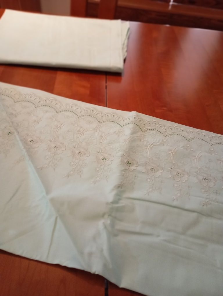 Lençóis para cama de casal verdes e bordados