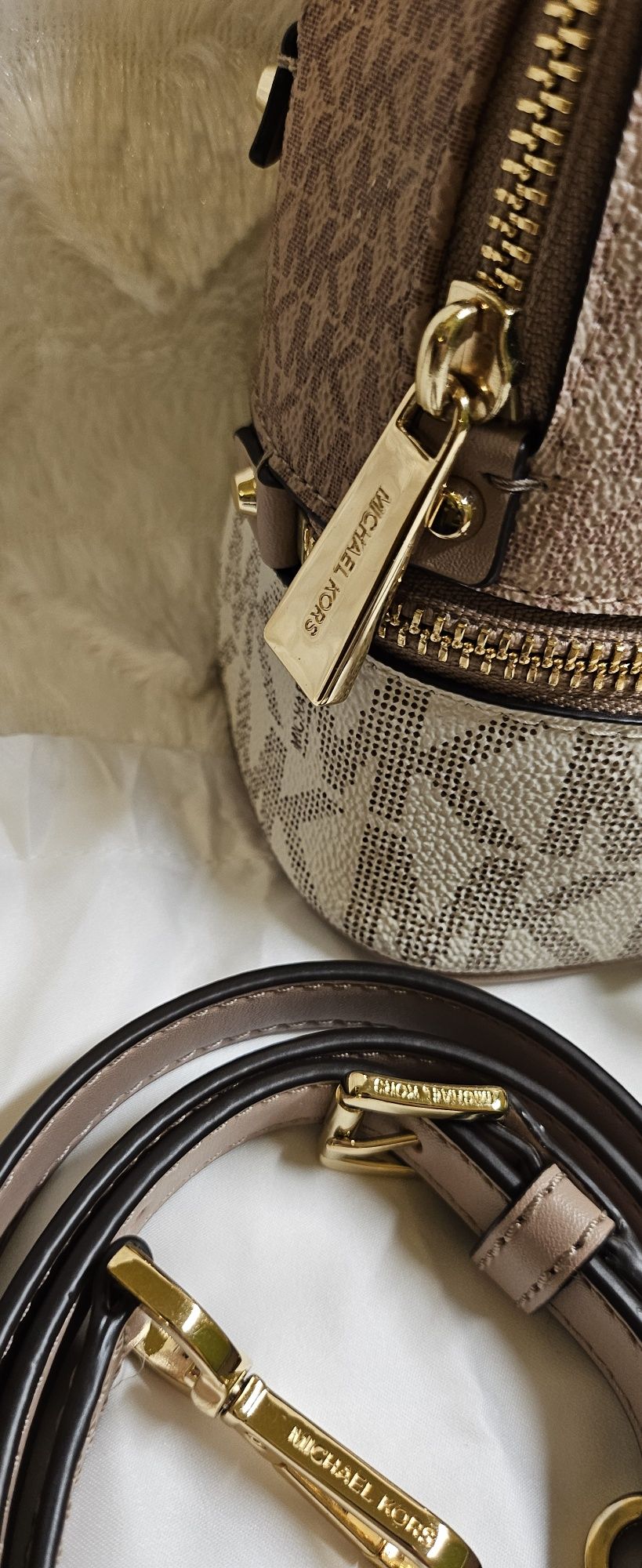 Sprzedam Piękny Nowy plecaczek Mini rhea firmy Michael Kors 

Plecacze