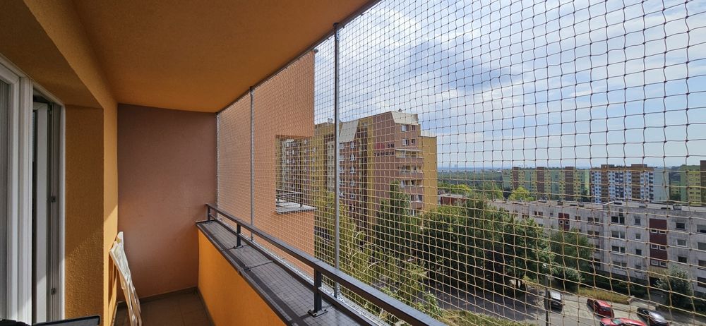 Siatka dla kota osiatkowanie balkonu.