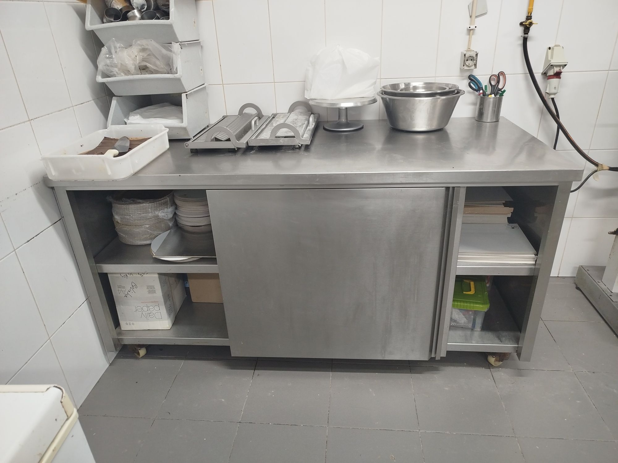 Mesa de trabalho em inox