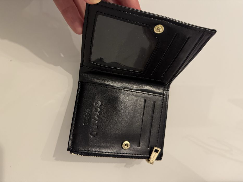 Carteira preta pequena.