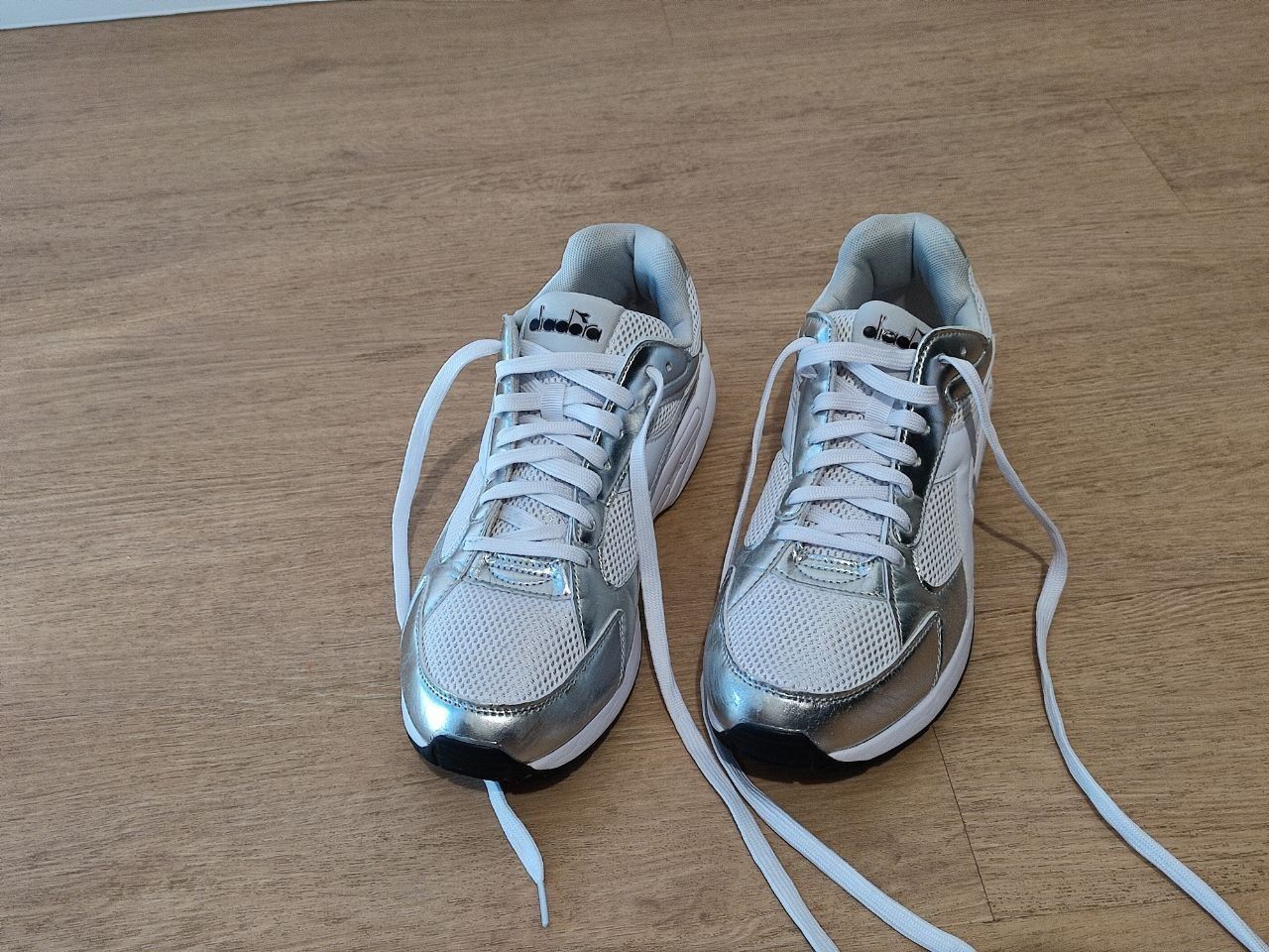 Чоловічі кросівки білі, сріблясті Diadora, устілка 28 см