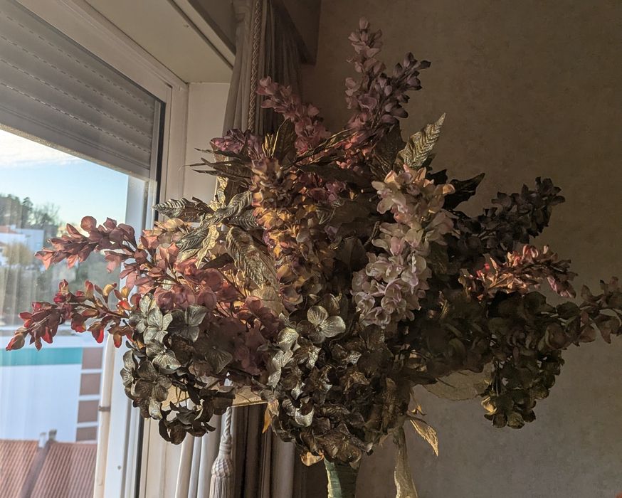 Arranjo de flores artificiais