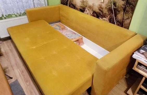 Stylowa sofa musztardowa z funkcją spania i pojemnikiem na pościel
