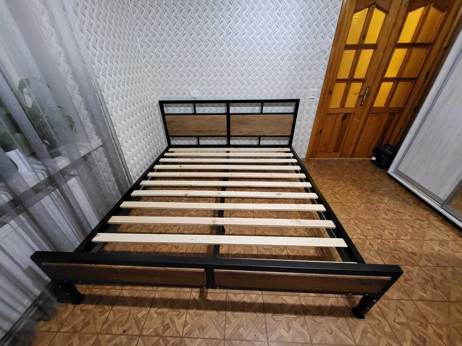Ліжко металеве для спальні в стилі лофт