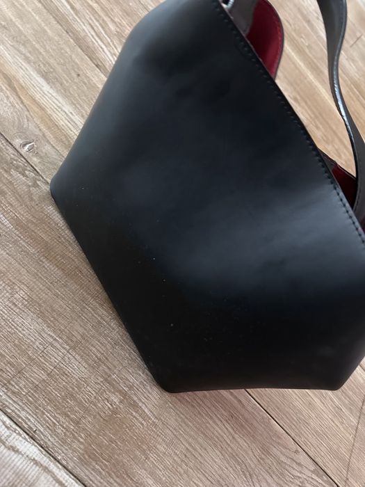 Велика чорна шкіряна сумка