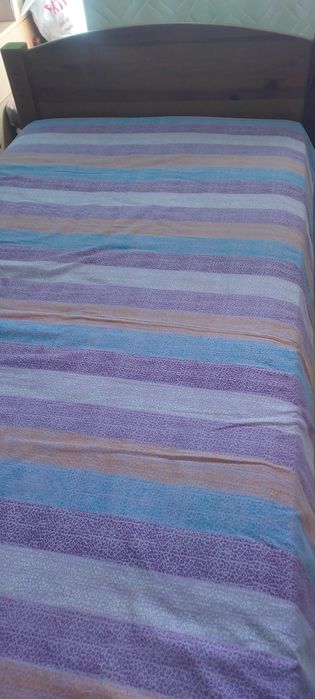 Cama solteiro  com marcas de uso