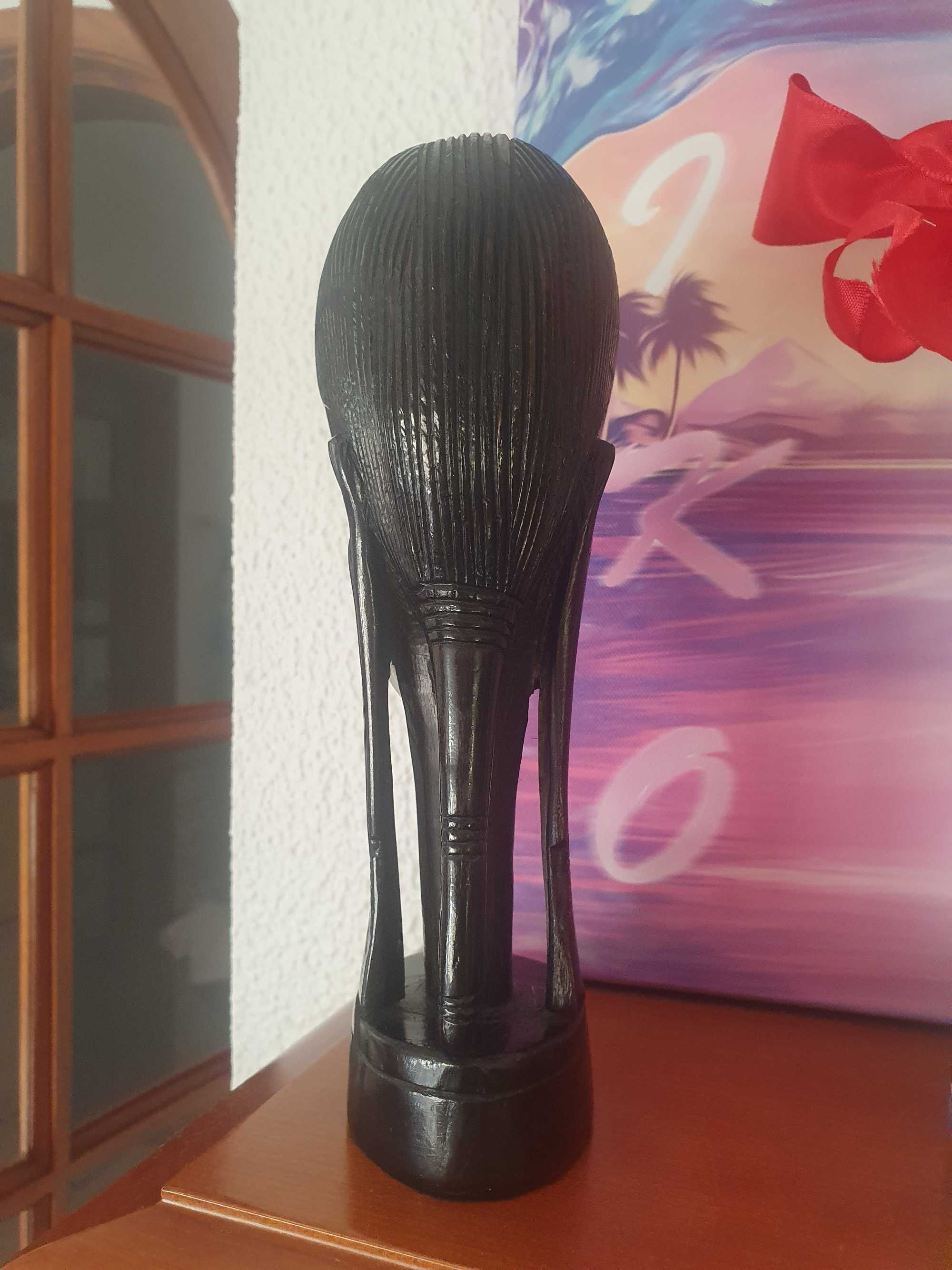 Busto em pau preto