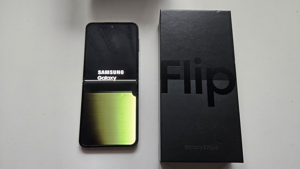 Samsung Galaxy Z Flip 4 uszkodzony
